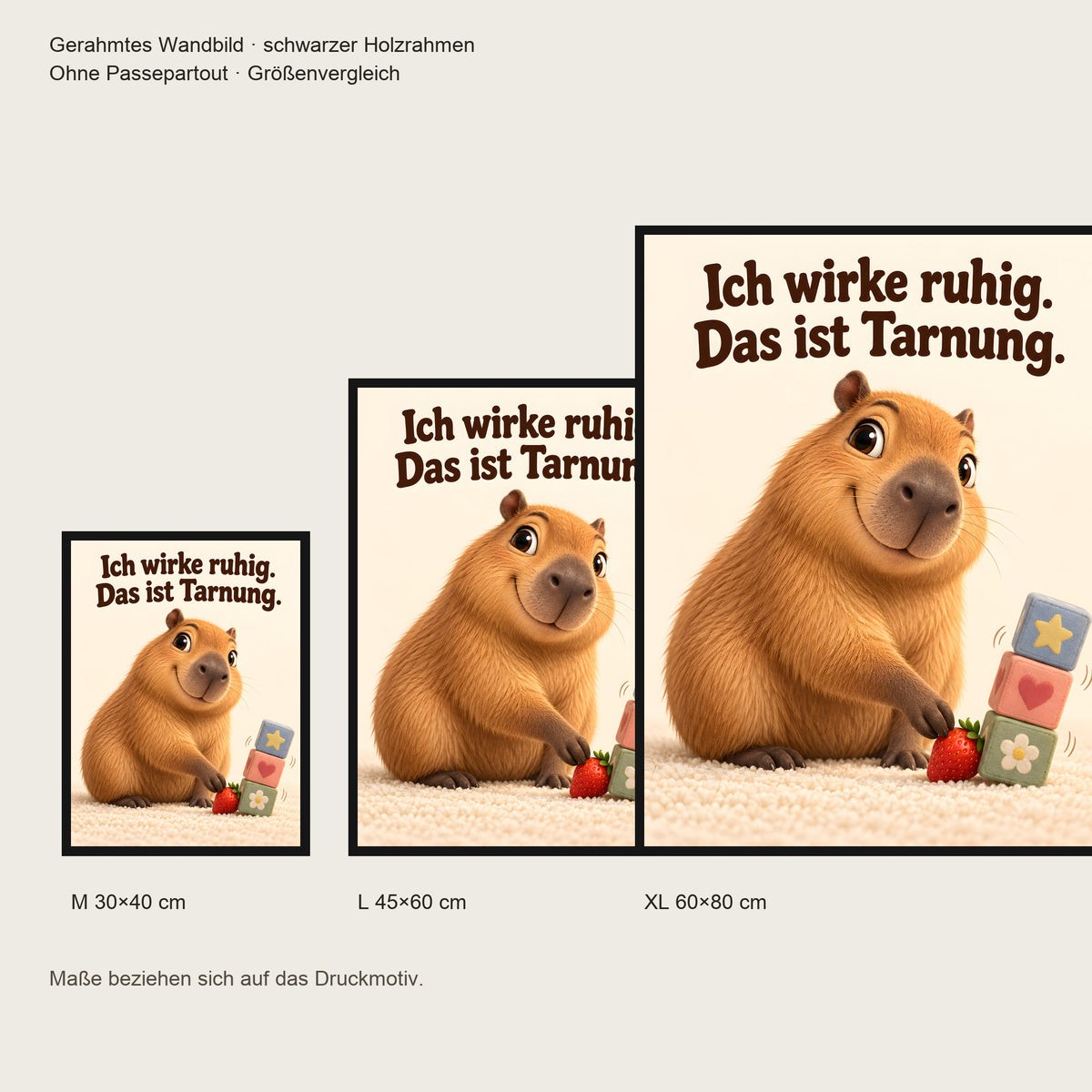Ruhe mit Plan – Gerahmtes Capybara-Wandbild. Spruch: Ich wirke ruhig. Das ist Tarnung. Schwarzer Rahmen ohne Passepartout. 5 GROESSEN. M 30×40, L45×60, XL60×80 cm.
