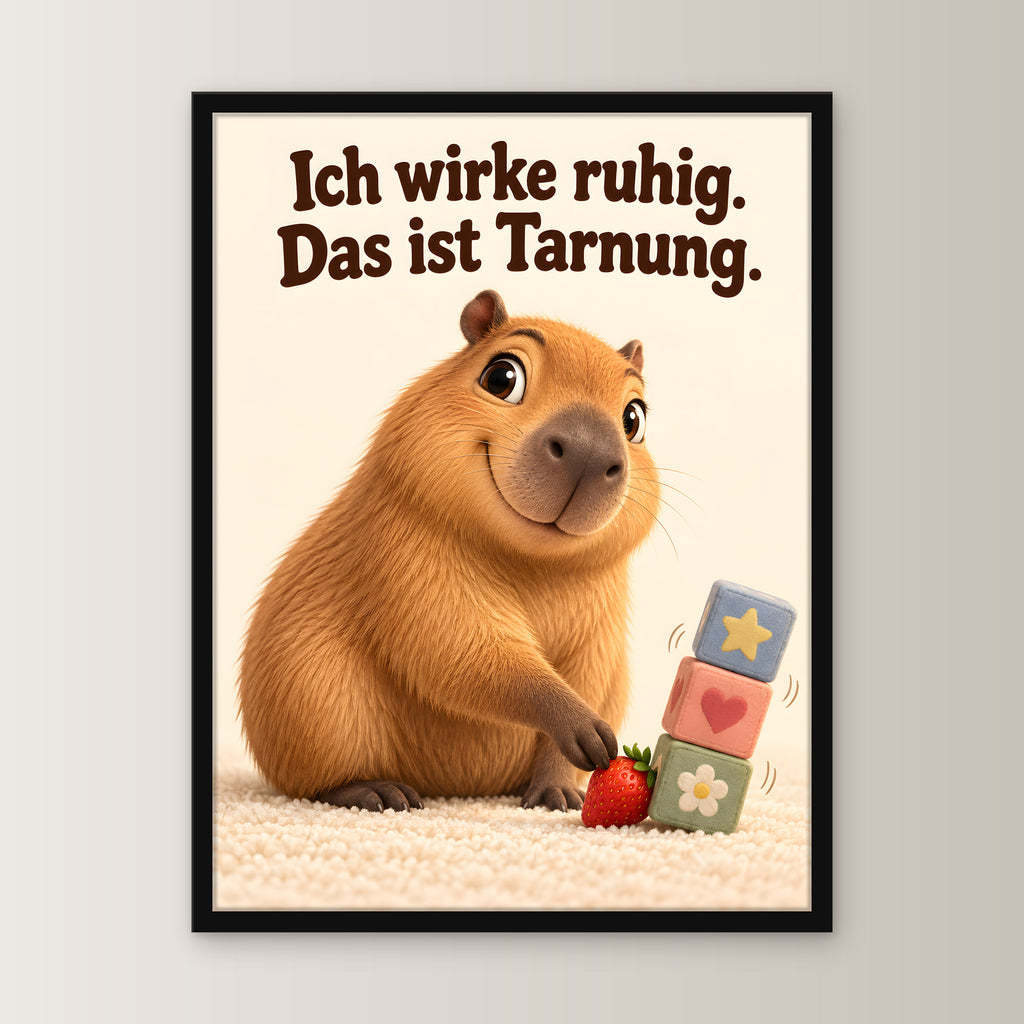 Ruhe mit Plan – Gerahmtes Capybara-Wandbild – Frontalansicht im schwarzen Holzrahmen, ohne Passepartout; M 30×40, L 45×60 und XL 60×80 cm.