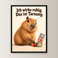 Ruhe mit Plan – Gerahmtes Capybara-Wandbild – Frontalansicht im schwarzen Holzrahmen, ohne Passepartout; M 30×40, L 45×60 und XL 60×80 cm.
