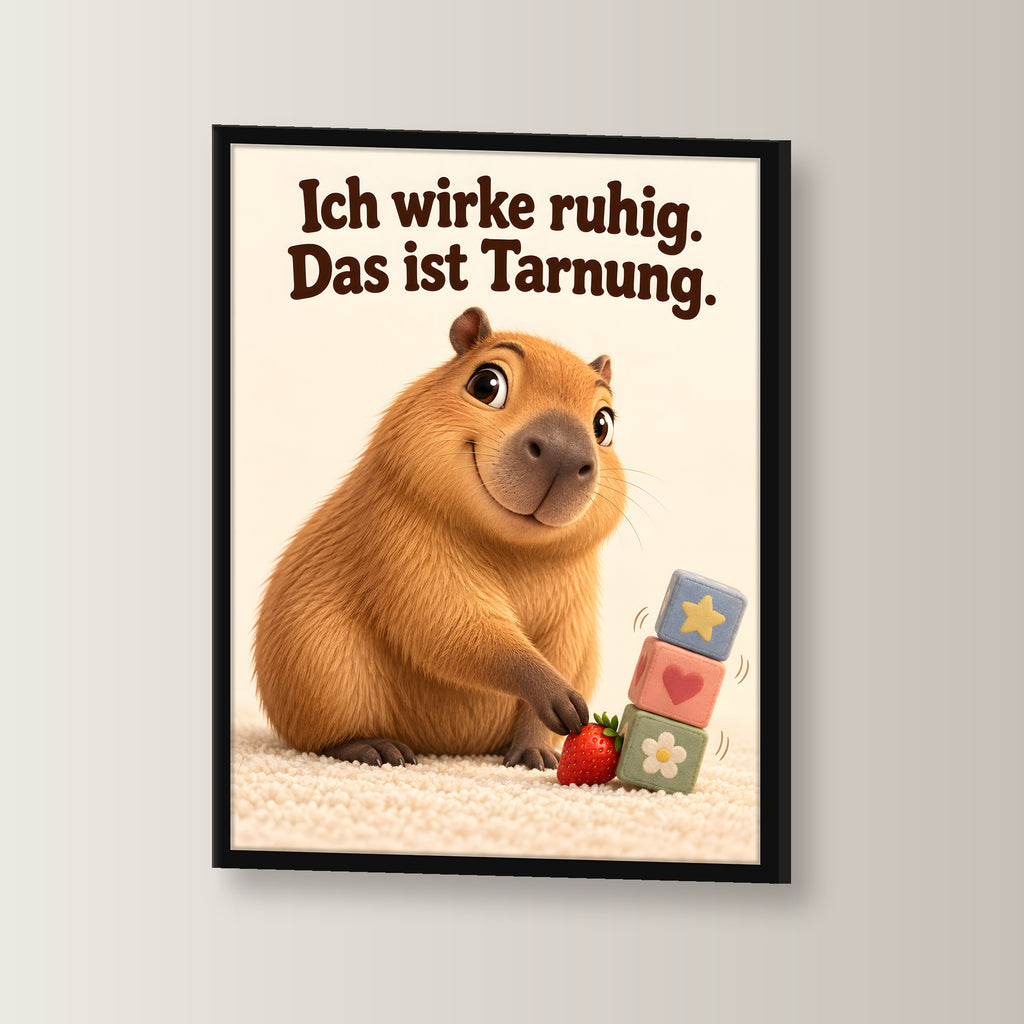 Ruhe mit Plan – Gerahmtes Capybara-Wandbild. Spruch: Ich wirke ruhig. Das ist Tarnung. Schwarzer Rahmen ohne Passepartout. 2 WINKEL. 30×40 cm.