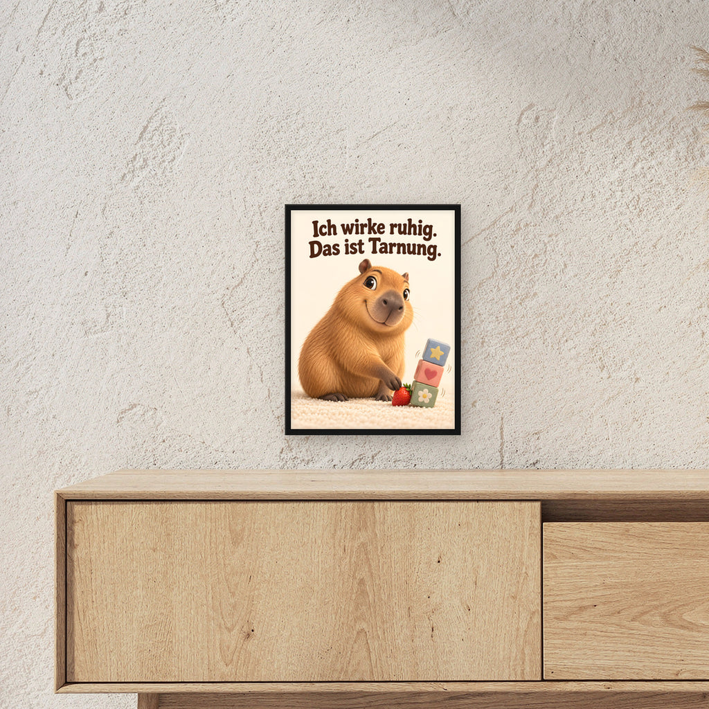 Ruhe mit Plan – Gerahmtes Capybara-Wandbild. Spruch: Ich wirke ruhig. Das ist Tarnung. Schwarzer Rahmen ohne Passepartout. 3 RAUM 30x40cm. 30×40 cm.