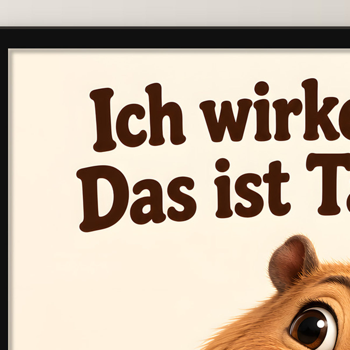 Ruhe mit Plan – Gerahmtes Capybara-Wandbild. Spruch: Ich wirke ruhig. Das ist Tarnung. Schwarzer Rahmen ohne Passepartout. 4 RAHMENDETAIL. 30×40 cm.