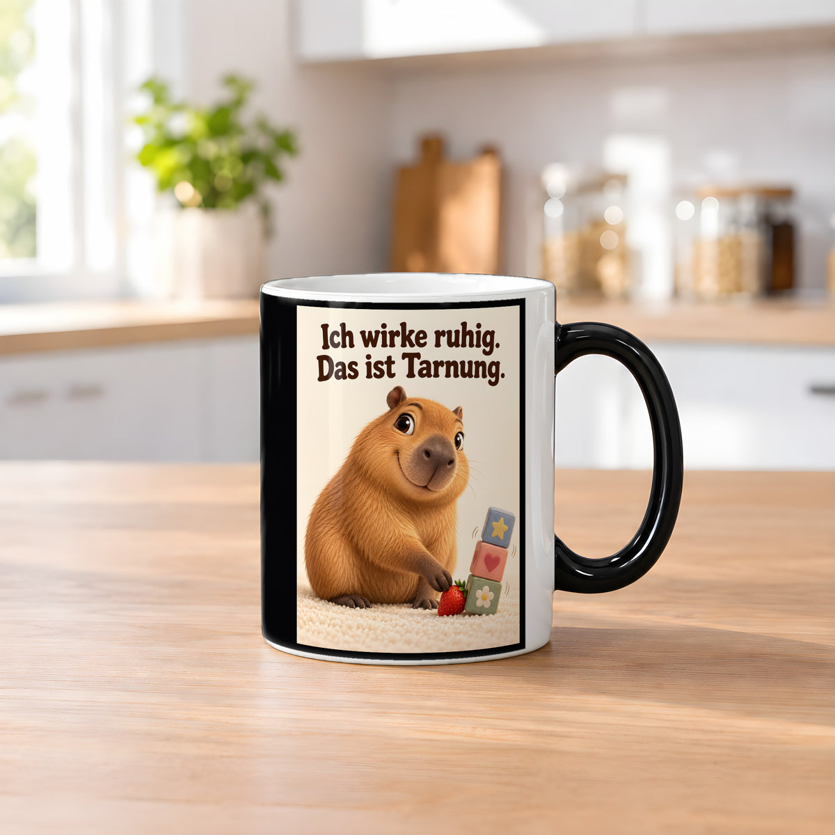 Ruhe mit Plan – Capybara-Tasse mit Spruch. Spruch: Ich wirke ruhig. Das ist Tarnung. Beidseitiges Hochformatmotiv. 2 KUECHE HEISS. Zaubertasse: Wärmeeffekt.