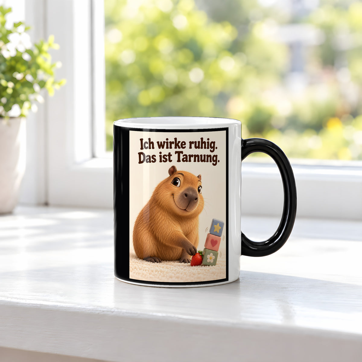 Ruhe mit Plan – Capybara-Tasse mit Spruch. Spruch: Ich wirke ruhig. Das ist Tarnung. Beidseitiges Hochformatmotiv. 3 FENSTER HEISS. Zaubertasse: Wärmeeffekt.