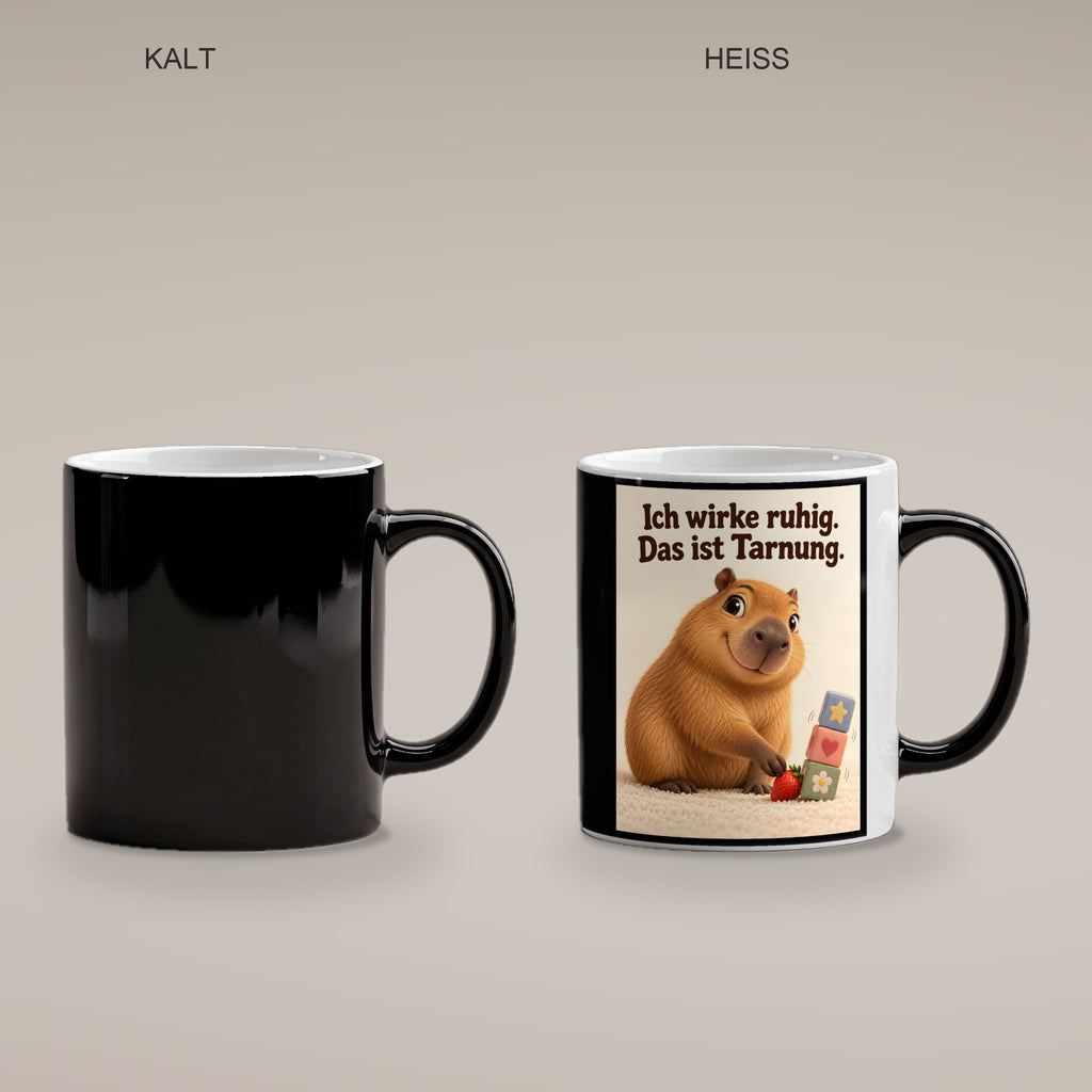 Ruhe mit Plan – Capybara-Tasse mit Spruch. Spruch: Ich wirke ruhig. Das ist Tarnung. Beidseitiges Hochformatmotiv. 4 PAAR KALT HEISS. Zaubertasse: Wärmeeffekt.
