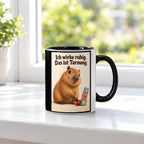 Ruhe mit Plan – Capybara-Tasse mit Spruch. Spruch: Ich wirke ruhig. Das ist Tarnung. Beidseitiges Hochformatmotiv. 3 FENSTER. Innen schwarz.