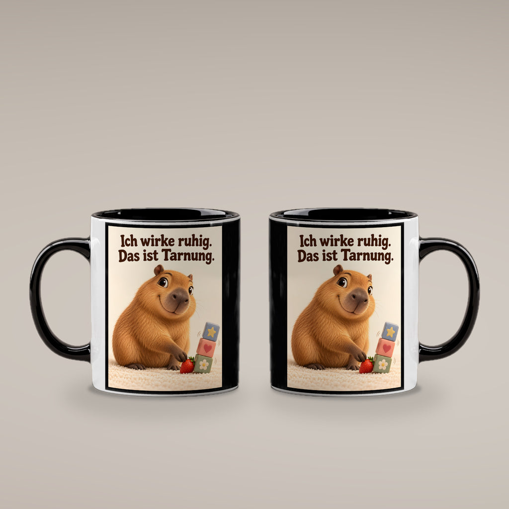 Ruhe mit Plan – Capybara-Tasse mit Spruch. Spruch: Ich wirke ruhig. Das ist Tarnung. Beidseitiges Hochformatmotiv. 4 BEIDE SEITEN. Innen schwarz.