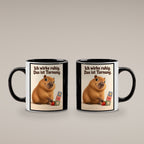 Ruhe mit Plan – Capybara-Tasse mit Spruch. Spruch: Ich wirke ruhig. Das ist Tarnung. Beidseitiges Hochformatmotiv. 4 BEIDE SEITEN. Innen schwarz.