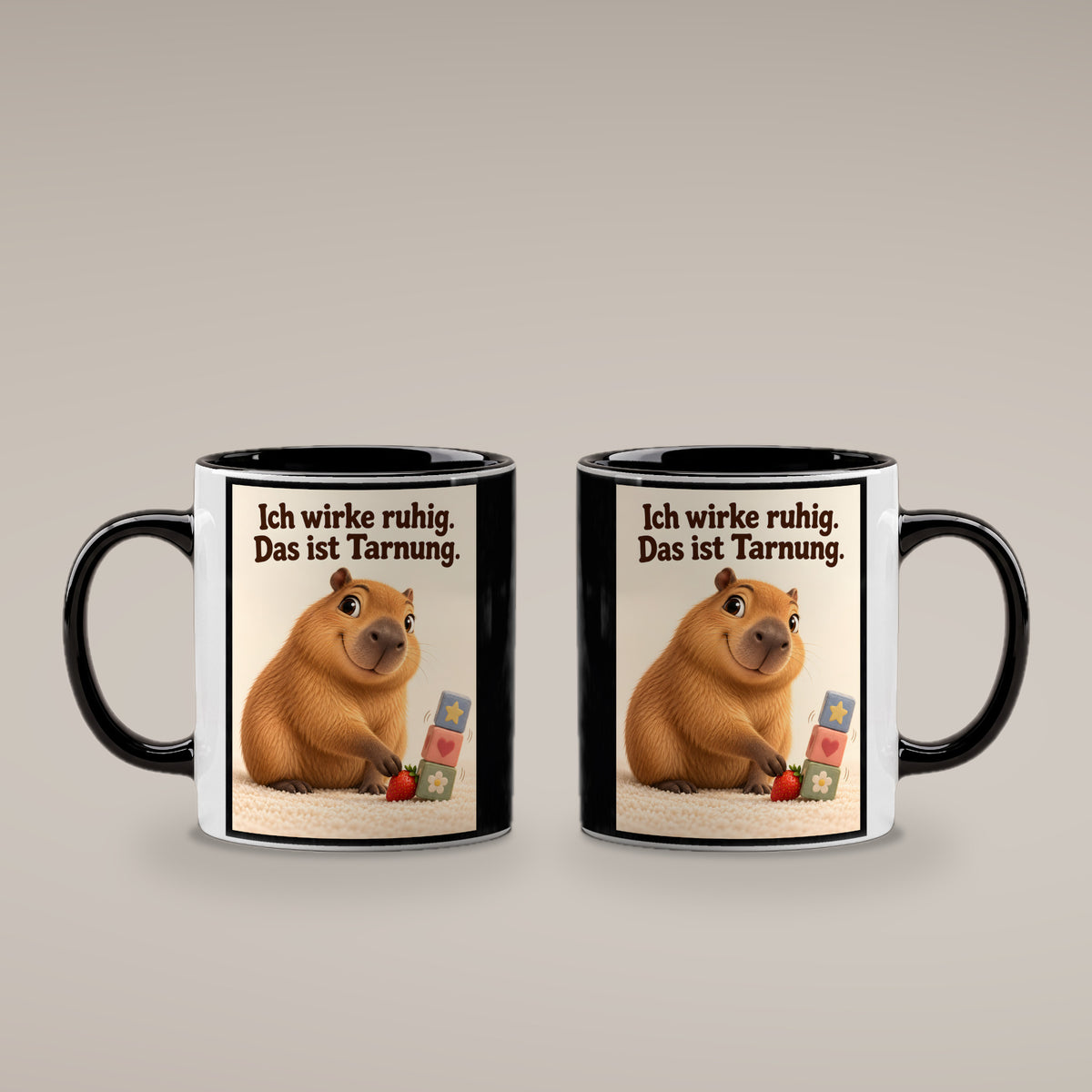 Ruhe mit Plan – Capybara-Tasse mit Spruch. Spruch: Ich wirke ruhig. Das ist Tarnung. Beidseitiges Hochformatmotiv. 4 BEIDE SEITEN. Innen schwarz.
