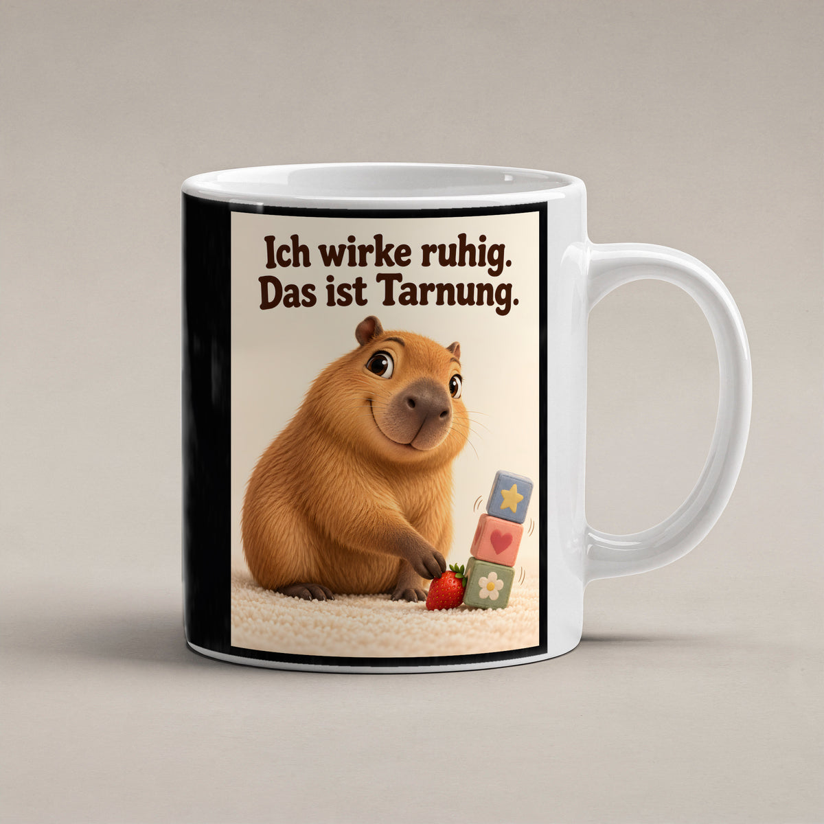 Ruhe mit Plan – Capybara-Tasse mit Spruch. Spruch: Ich wirke ruhig. Das ist Tarnung. Beidseitiges Hochformatmotiv. 1 STUDIO. Weiß.