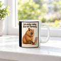 Ruhe mit Plan – Capybara-Tasse mit Spruch. Spruch: Ich wirke ruhig. Das ist Tarnung. Beidseitiges Hochformatmotiv. 3 FENSTER. Weiß.