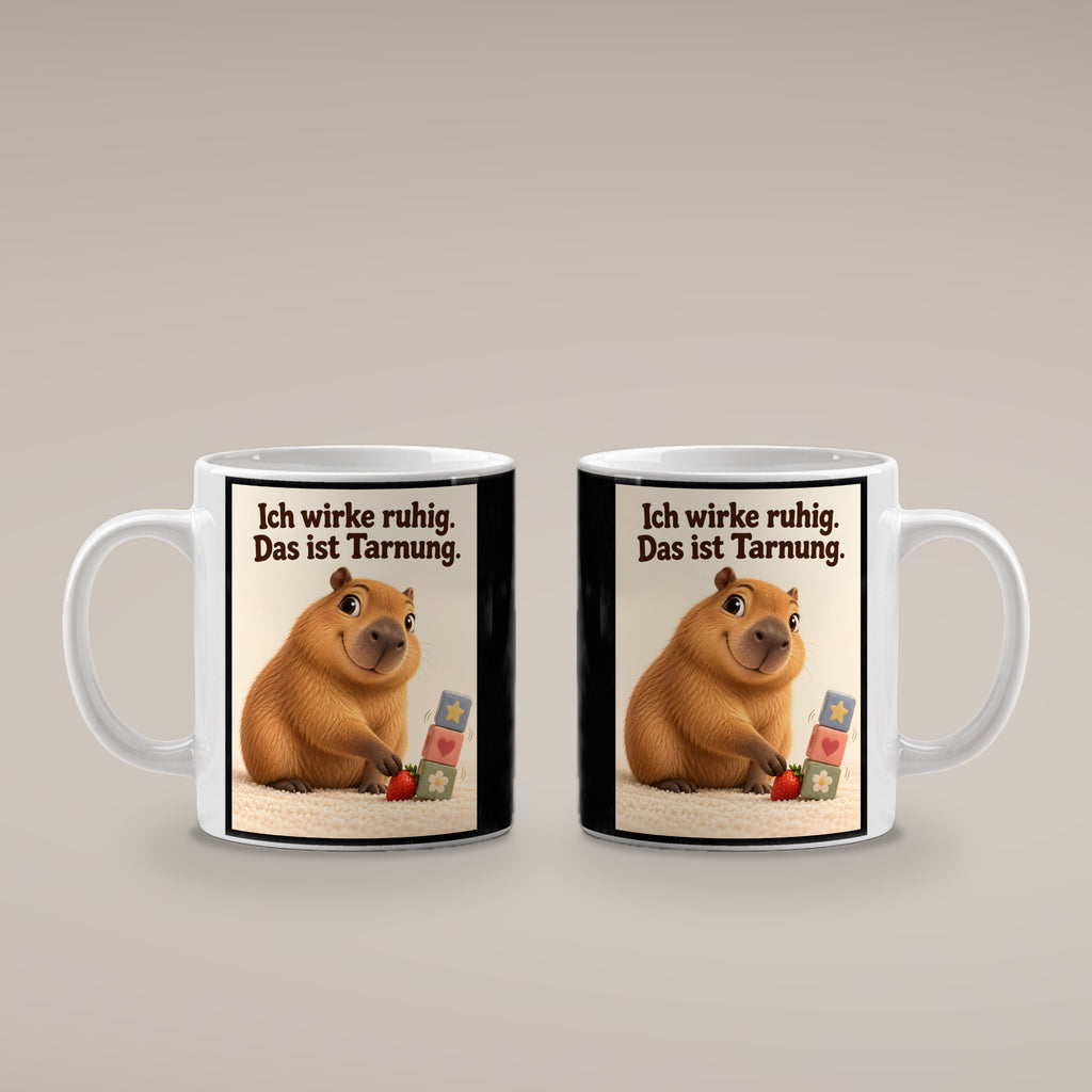Ruhe mit Plan – Capybara-Tasse mit Spruch. Spruch: Ich wirke ruhig. Das ist Tarnung. Beidseitiges Hochformatmotiv. 4 BEIDE SEITEN. Weiß.