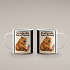 Ruhe mit Plan – Capybara-Tasse mit Spruch. Spruch: Ich wirke ruhig. Das ist Tarnung. Beidseitiges Hochformatmotiv. 4 BEIDE SEITEN. Weiß.