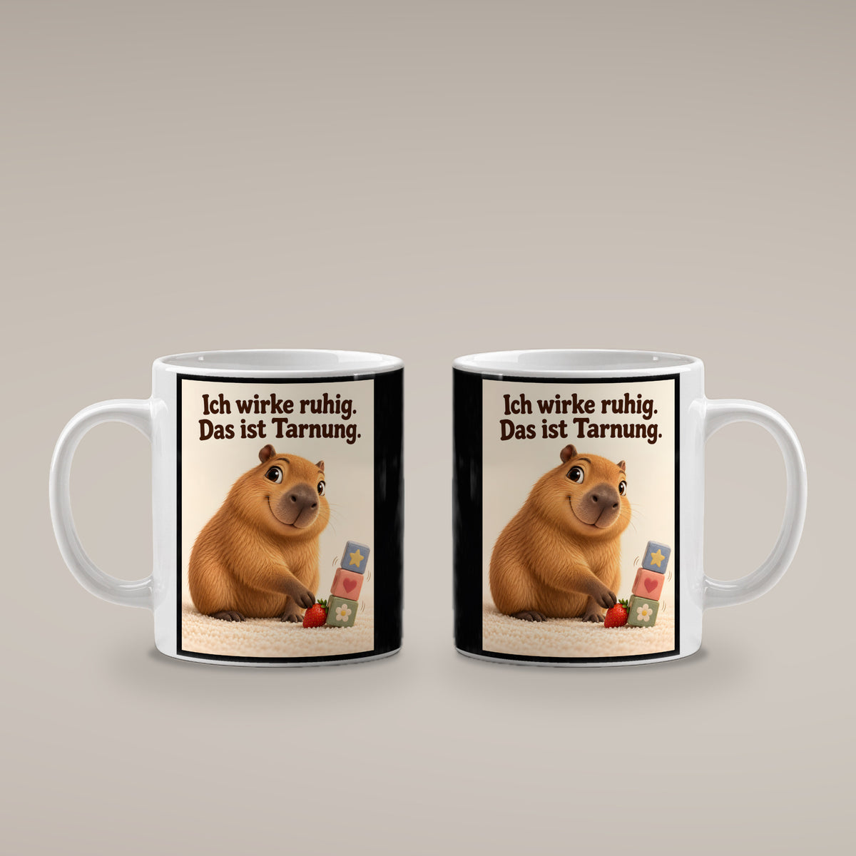 Ruhe mit Plan – Capybara-Tasse mit Spruch. Spruch: Ich wirke ruhig. Das ist Tarnung. Beidseitiges Hochformatmotiv. 4 BEIDE SEITEN. Weiß.