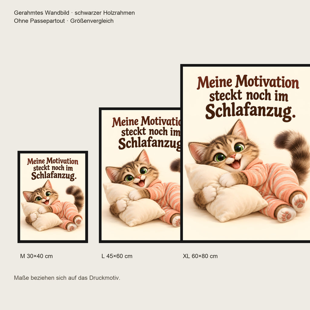 Schlafanzugglück – Gerahmtes Katzenbild. Spruch: Meine Motivation steckt noch im Schlafanzug. Schwarzer Rahmen ohne Passepartout. 5 GROESSEN. M 30×40, L45×60, XL60×80 cm.