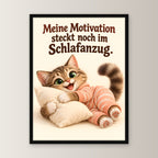 Schlafanzugglück – Gerahmtes Katzenbild – Frontalansicht im schwarzen Holzrahmen, ohne Passepartout; M 30×40, L 45×60 und XL 60×80 cm.