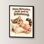 Schlafanzugglück – Gerahmtes Katzenbild. Spruch: Meine Motivation steckt noch im Schlafanzug. Schwarzer Rahmen ohne Passepartout. 2 WINKEL. 30×40 cm.