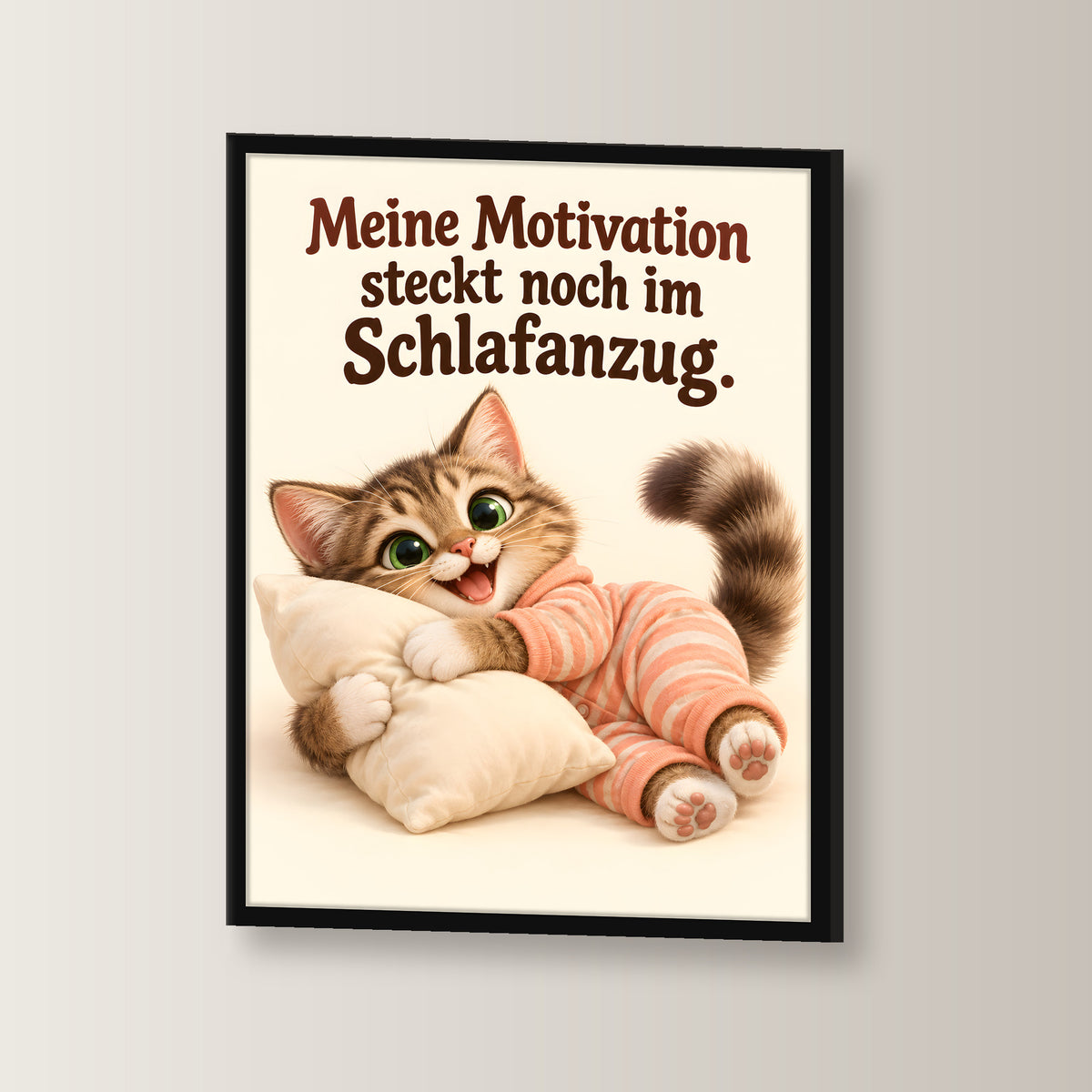 Schlafanzugglück – Gerahmtes Katzenbild. Spruch: Meine Motivation steckt noch im Schlafanzug. Schwarzer Rahmen ohne Passepartout. 2 WINKEL. 30×40 cm.