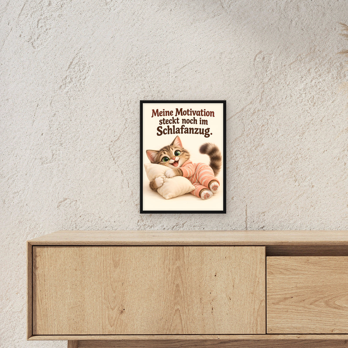 Schlafanzugglück – Gerahmtes Katzenbild. Spruch: Meine Motivation steckt noch im Schlafanzug. Schwarzer Rahmen ohne Passepartout. 3 RAUM 30x40cm. 30×40 cm.