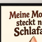 Schlafanzugglück – Gerahmtes Katzenbild. Spruch: Meine Motivation steckt noch im Schlafanzug. Schwarzer Rahmen ohne Passepartout. 4 RAHMENDETAIL. 30×40 cm.