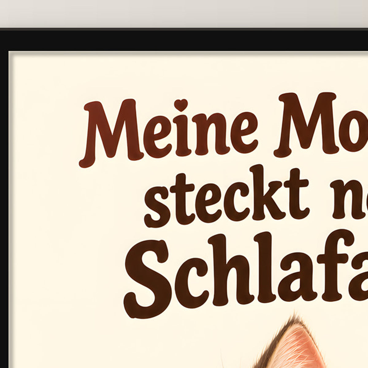 Schlafanzugglück – Gerahmtes Katzenbild. Spruch: Meine Motivation steckt noch im Schlafanzug. Schwarzer Rahmen ohne Passepartout. 4 RAHMENDETAIL. 30×40 cm.