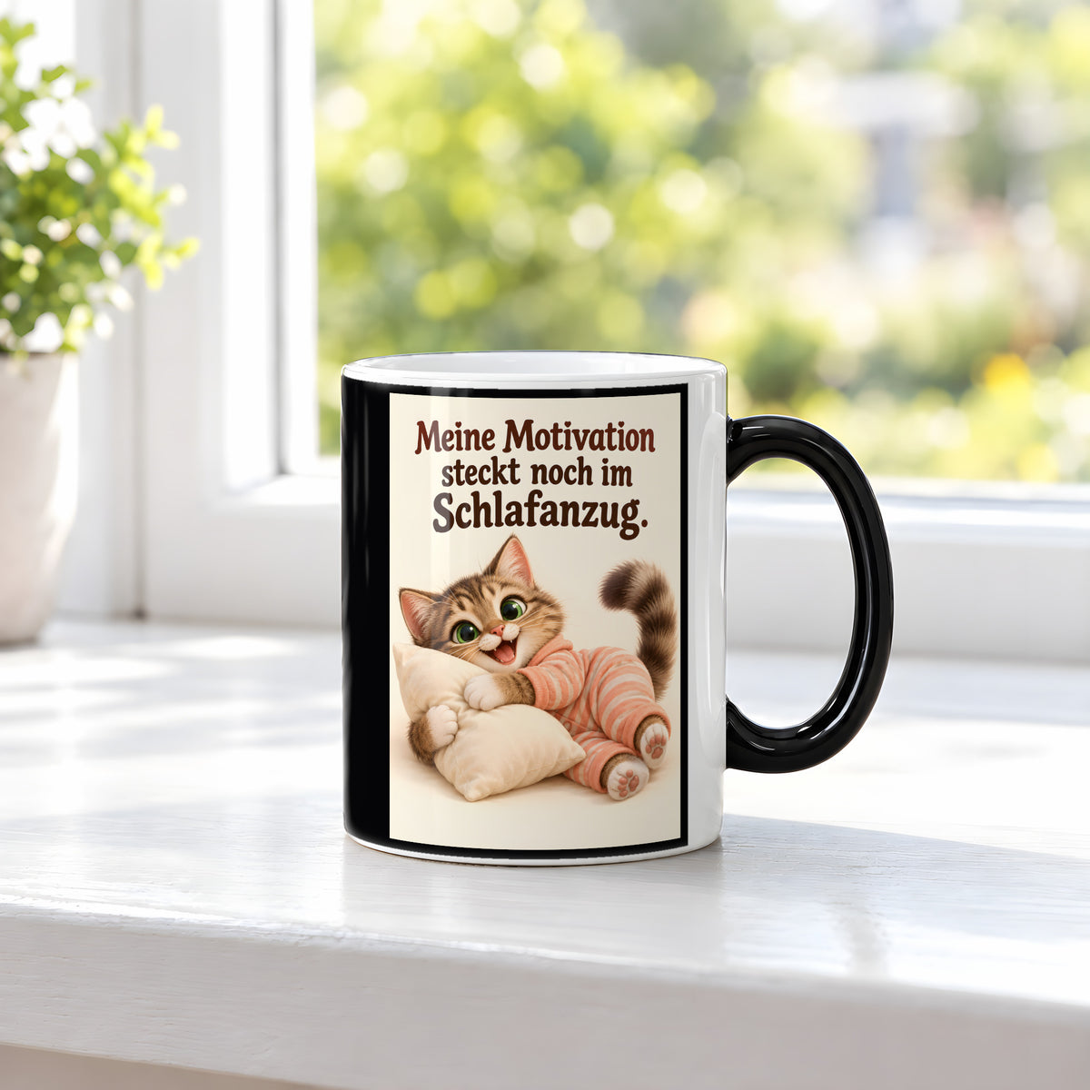 Schlafanzugglück – Katzentasse mit Spruch. Spruch: Meine Motivation steckt noch im Schlafanzug. Beidseitige Motivansicht. 3 FENSTER HEISS. Zaubertasse: Wärmeeffekt.