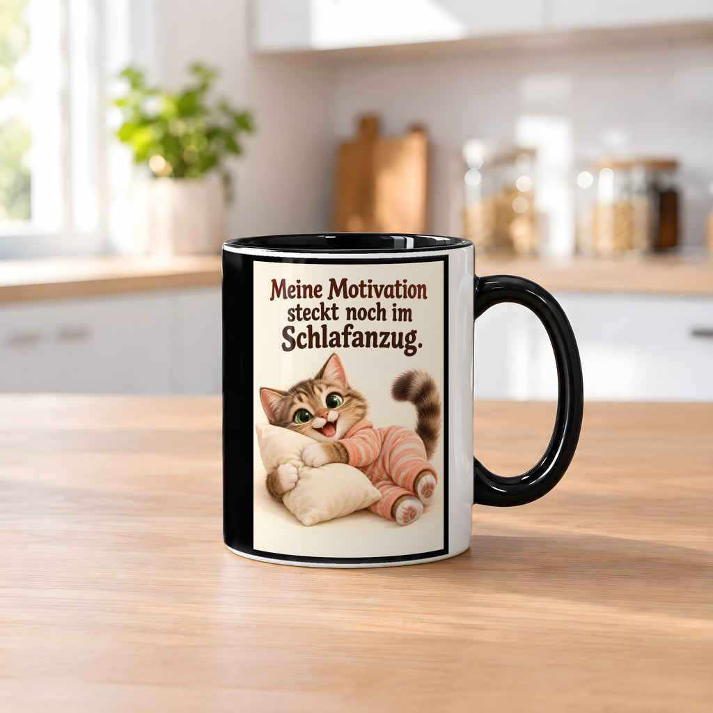 Schlafanzugglück – Katzentasse mit Spruch. Spruch: Meine Motivation steckt noch im Schlafanzug. Beidseitige Motivansicht. 2 KUECHE. Innen schwarz.