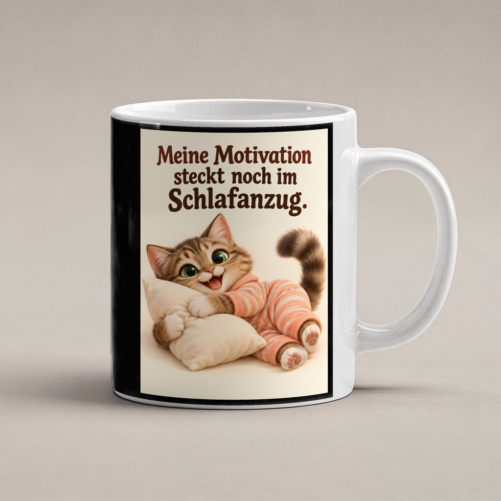 Schlafanzugglück – Katzentasse mit Spruch. Spruch: Meine Motivation steckt noch im Schlafanzug. Beidseitige Motivansicht. 1 STUDIO. Weiß.