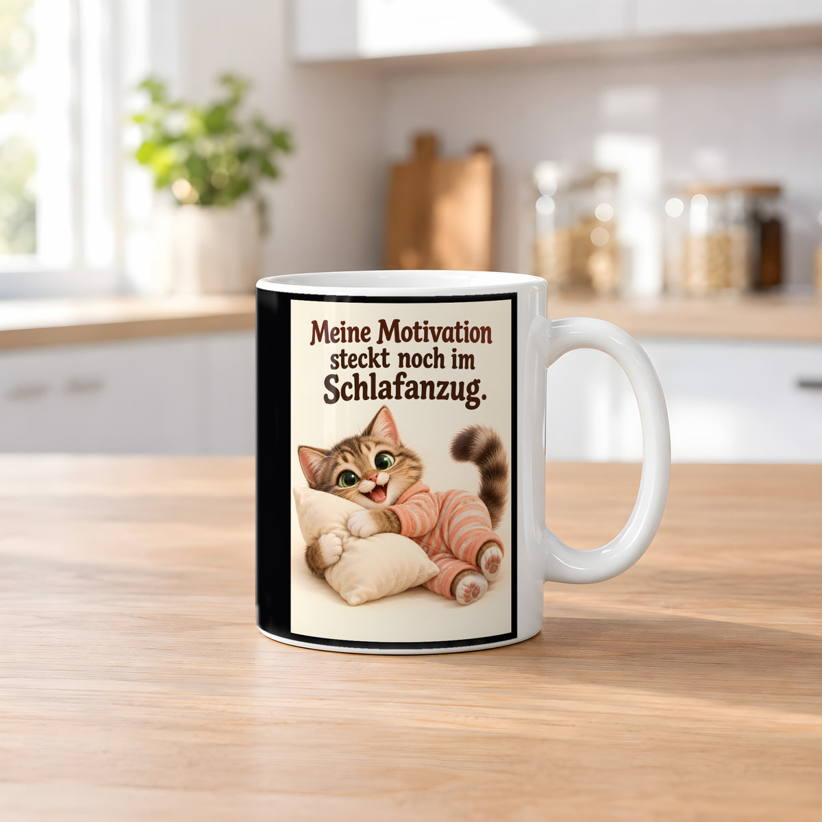 Schlafanzugglück – Katzentasse mit Spruch. Spruch: Meine Motivation steckt noch im Schlafanzug. Beidseitige Motivansicht. 2 KUECHE. Weiß.