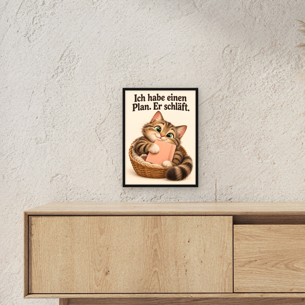 Plan in Pause – Gerahmtes Katzenbild. Spruch: Ich habe einen Plan. Er schläft. Schwarzer Rahmen ohne Passepartout. 3 RAUM 30x40cm. 30×40 cm.