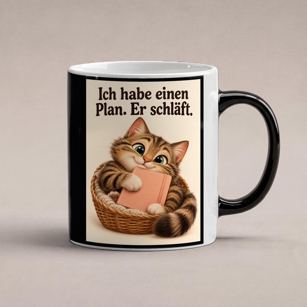 Plan in Pause – Katzentasse mit Spruch. Spruch: Ich habe einen Plan. Er schläft. Beidseitige Motivansicht. 1 STUDIO HEISS. Zaubertasse: Wärmeeffekt.