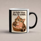 Plan in Pause – Katzentasse mit Spruch. Spruch: Ich habe einen Plan. Er schläft. Beidseitige Motivansicht. 1 STUDIO HEISS. Zaubertasse: Wärmeeffekt.