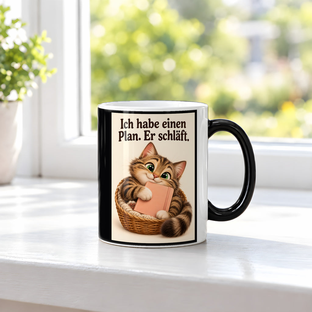 Plan in Pause – Katzentasse mit Spruch. Spruch: Ich habe einen Plan. Er schläft. Beidseitige Motivansicht. 3 FENSTER HEISS. Zaubertasse: Wärmeeffekt.