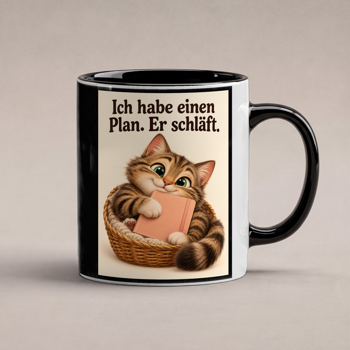 Plan in Pause – Katzentasse mit Spruch. Spruch: Ich habe einen Plan. Er schläft. Beidseitige Motivansicht. 1 STUDIO. Innen schwarz.