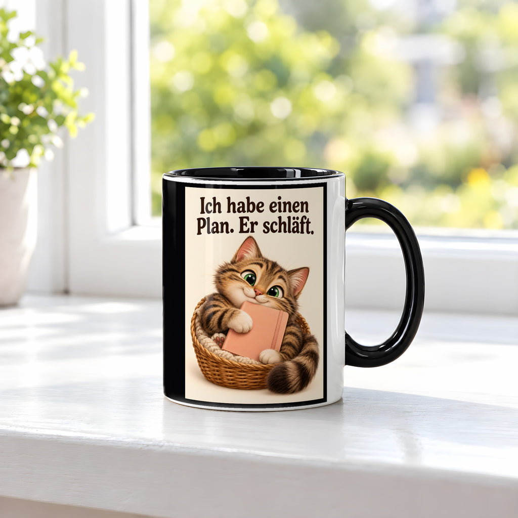 Plan in Pause – Katzentasse mit Spruch. Spruch: Ich habe einen Plan. Er schläft. Beidseitige Motivansicht. 3 FENSTER. Innen schwarz.