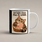 Plan in Pause – Katzentasse mit Spruch. Spruch: Ich habe einen Plan. Er schläft. Beidseitige Motivansicht. 1 STUDIO. Weiß.