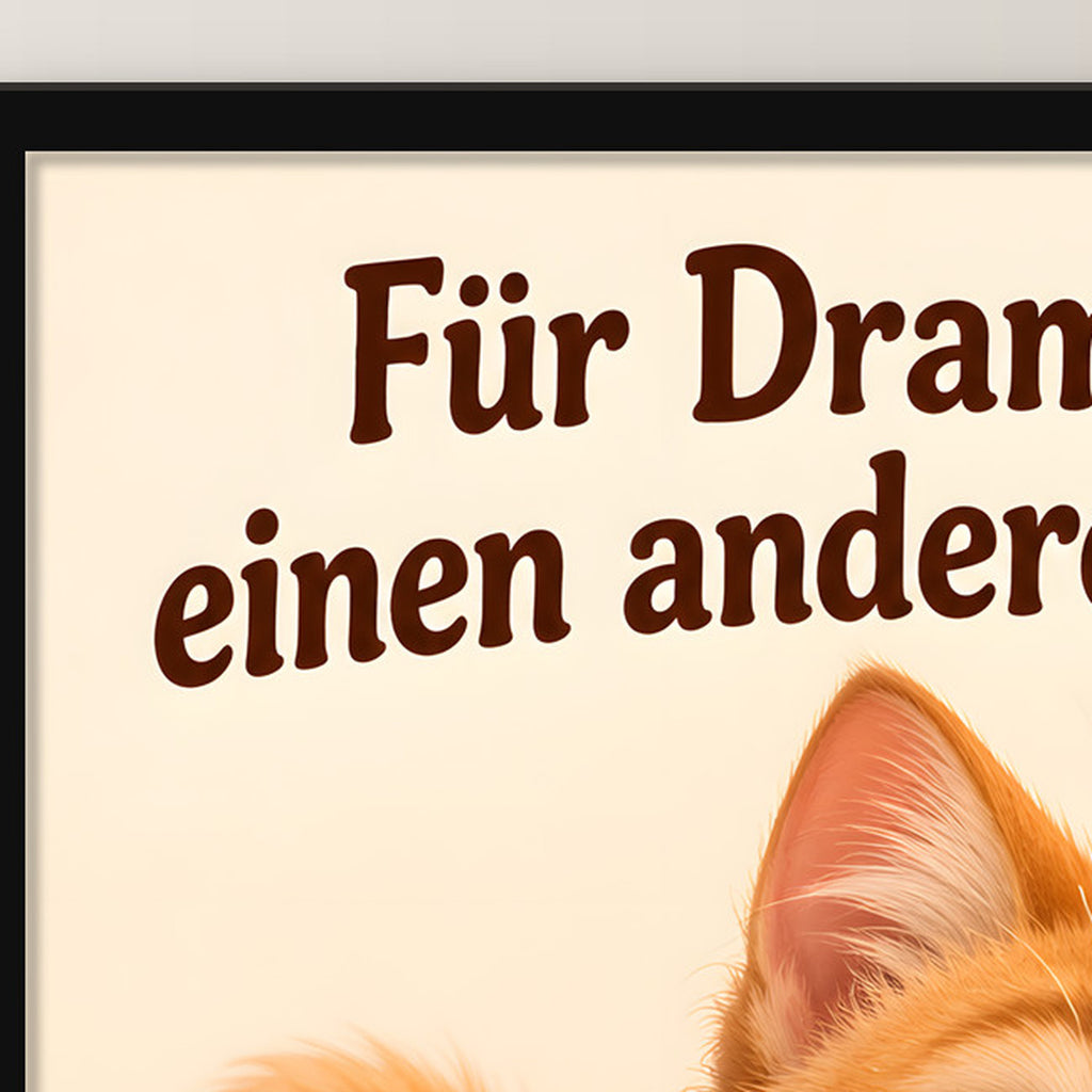 Drama weiterreichen – Gerahmtes Katzenbild. Spruch: Für Drama bitte einen anderen Becher. Schwarzer Rahmen ohne Passepartout. 4 RAHMENDETAIL. 30×40 cm.