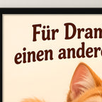 Drama weiterreichen – Gerahmtes Katzenbild. Spruch: Für Drama bitte einen anderen Becher. Schwarzer Rahmen ohne Passepartout. 4 RAHMENDETAIL. 30×40 cm.