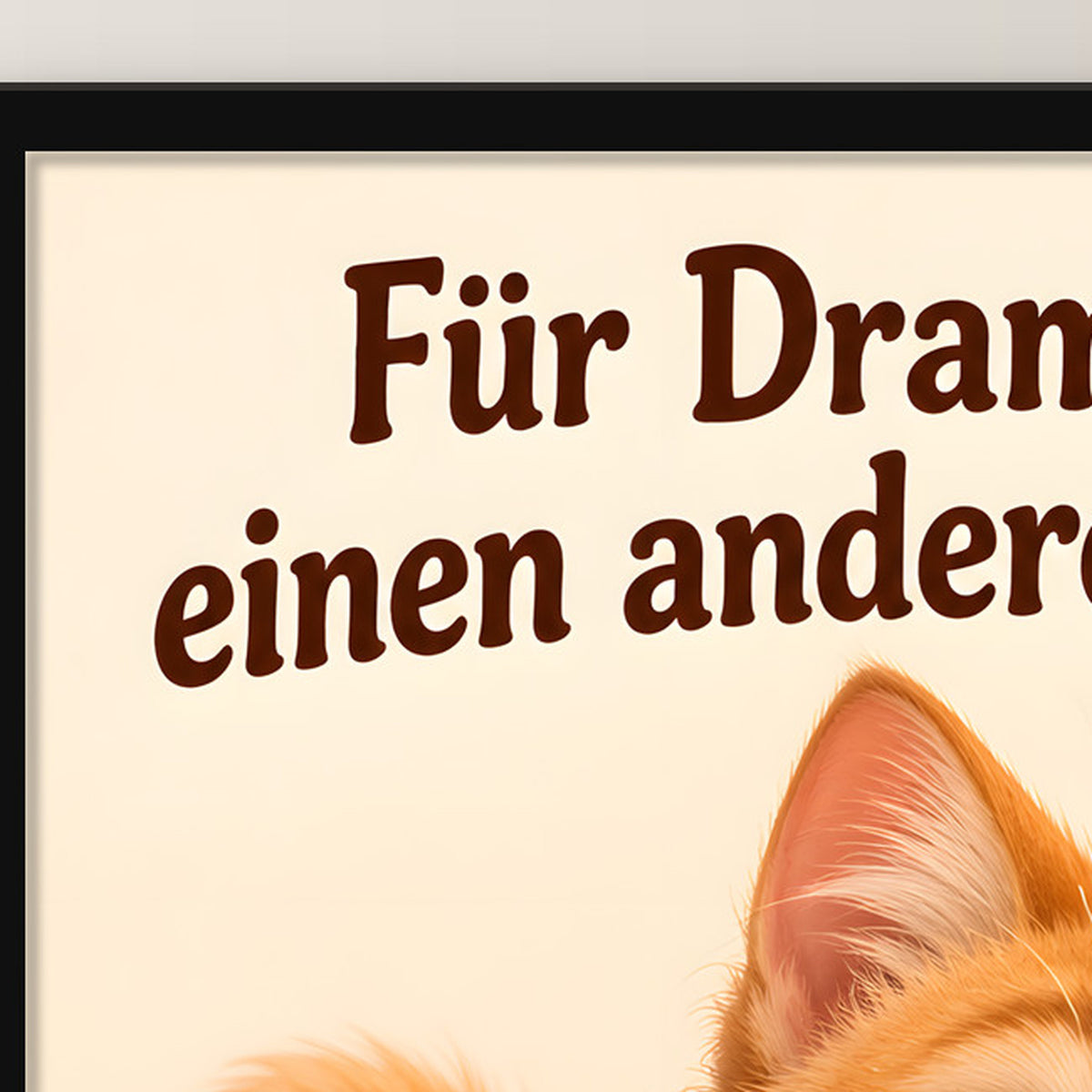 Drama weiterreichen – Gerahmtes Katzenbild. Spruch: Für Drama bitte einen anderen Becher. Schwarzer Rahmen ohne Passepartout. 4 RAHMENDETAIL. 30×40 cm.