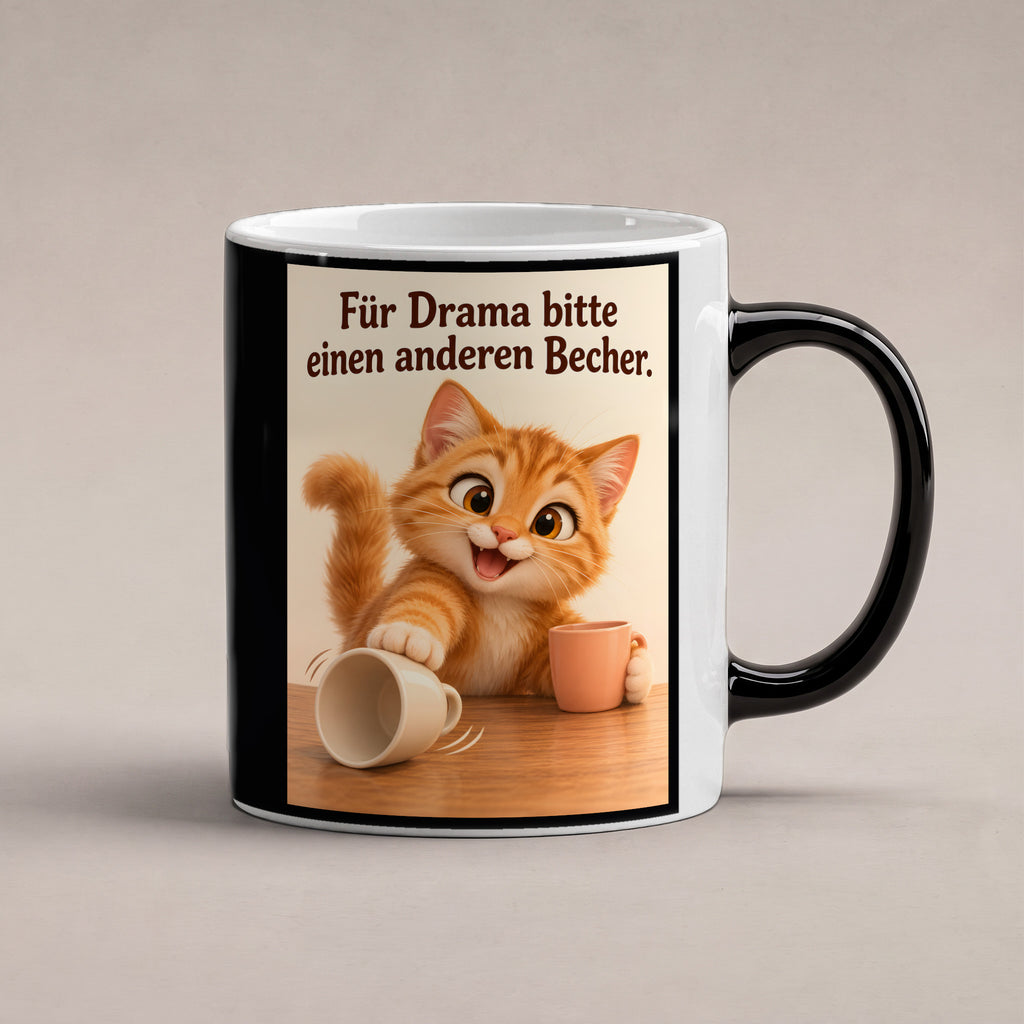 Drama weiterreichen – Katzentasse mit Spruch. Spruch: Für Drama bitte einen anderen Becher. Beidseitige Motivansicht. 1 STUDIO HEISS. Zaubertasse: Wärmeeffekt.