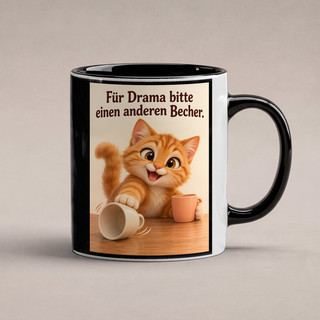 Drama weiterreichen – Katzentasse mit Spruch. Spruch: Für Drama bitte einen anderen Becher. Beidseitige Motivansicht. 1 STUDIO. Innen schwarz.
