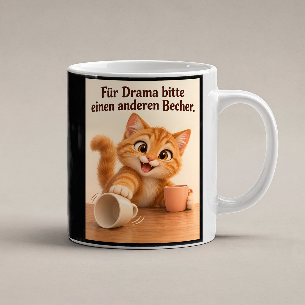 Drama weiterreichen – Katzentasse mit Spruch. Spruch: Für Drama bitte einen anderen Becher. Beidseitige Motivansicht. 1 STUDIO. Weiß.