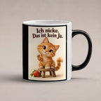 Freundliches Nicken – Katzentasse mit Spruch. Spruch: Ich nicke. Das ist kein Ja. Beidseitige Motivansicht. 1 STUDIO HEISS. Zaubertasse: Wärmeeffekt.