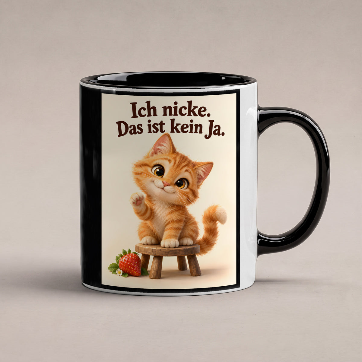 Freundliches Nicken – Katzentasse mit Spruch. Spruch: Ich nicke. Das ist kein Ja. Beidseitige Motivansicht. 1 STUDIO. Innen schwarz.