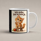 Freundliches Nicken – Katzentasse mit Spruch. Spruch: Ich nicke. Das ist kein Ja. Beidseitige Motivansicht. 1 STUDIO. Weiß.