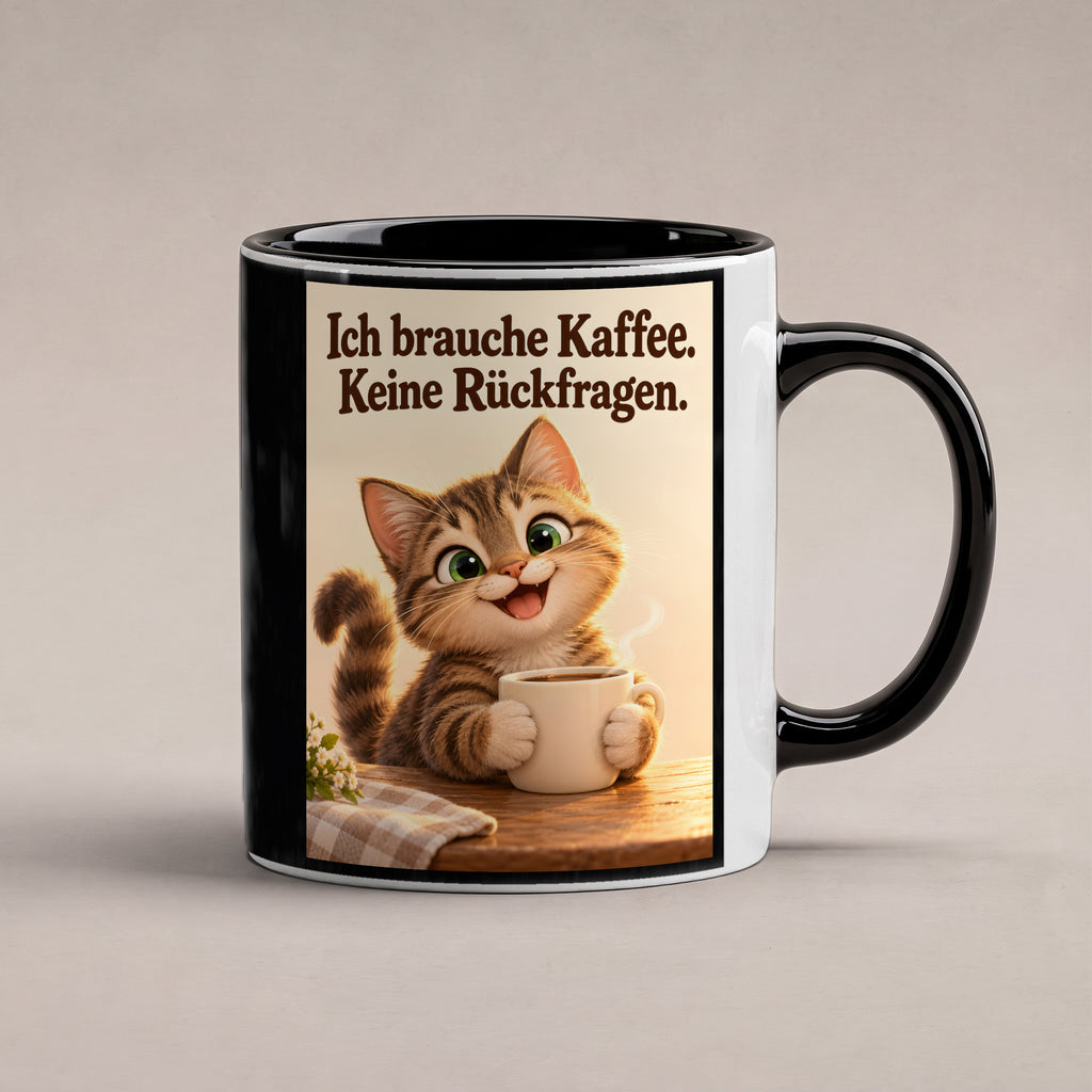 Kaffeeklammerei – Katzentasse mit Spruch. Spruch: Ich brauche Kaffee. Keine Rückfragen. Beidseitige Motivansicht. 1 STUDIO. Innen schwarz.