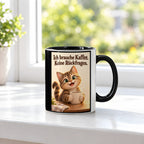 Kaffeeklammerei – Katzentasse mit Spruch. Spruch: Ich brauche Kaffee. Keine Rückfragen. Beidseitige Motivansicht. 3 FENSTER. Innen schwarz.