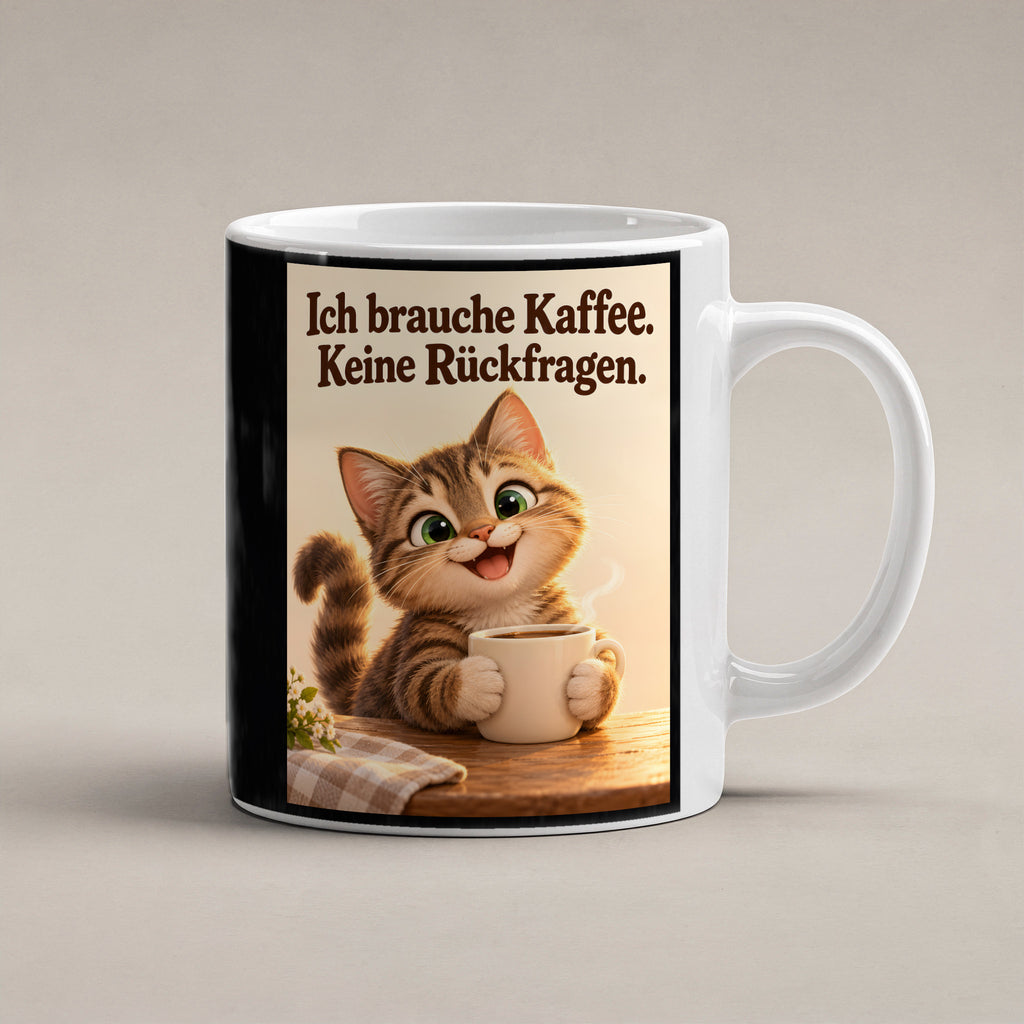 Kaffeeklammerei – Katzentasse mit Spruch. Spruch: Ich brauche Kaffee. Keine Rückfragen. Beidseitige Motivansicht. 1 STUDIO. Weiß.