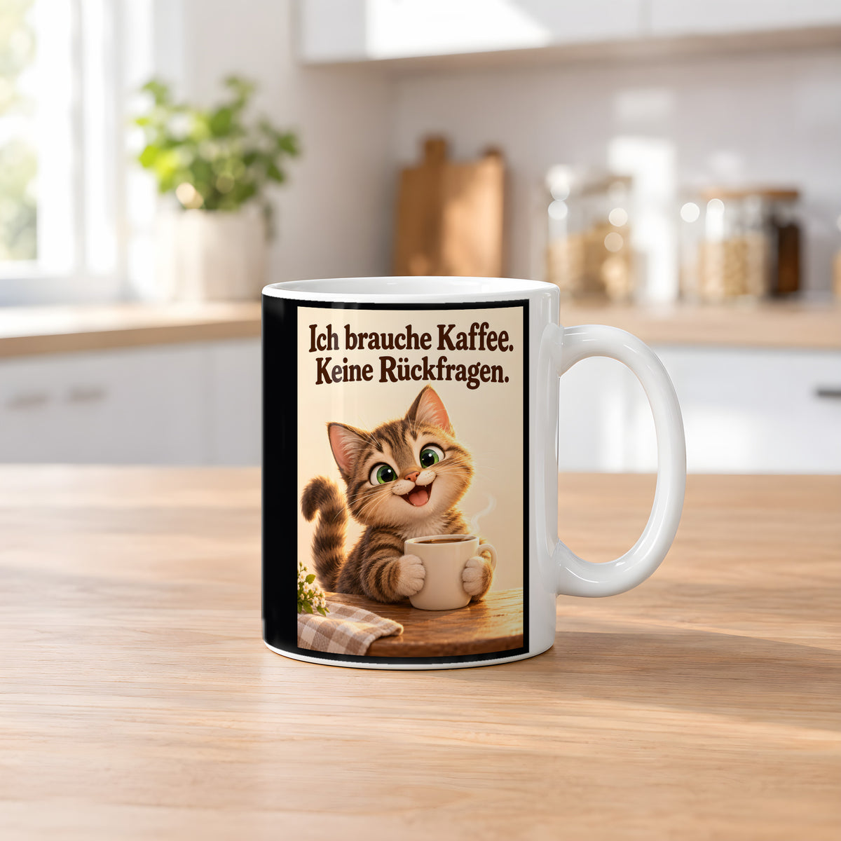 Kaffeeklammerei – Katzentasse mit Spruch. Spruch: Ich brauche Kaffee. Keine Rückfragen. Beidseitige Motivansicht. 2 KUECHE. Weiß.