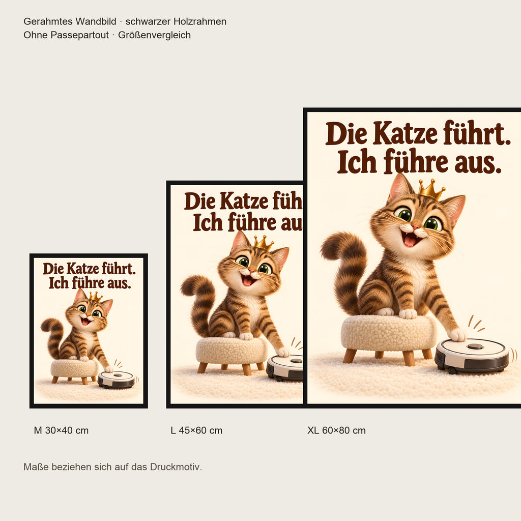 Samtpfotenleitung – Gerahmtes Katzenbild. Spruch: Die Katze führt. Ich führe aus. Schwarzer Rahmen ohne Passepartout. 5 GROESSEN. M 30×40, L45×60, XL60×80 cm.